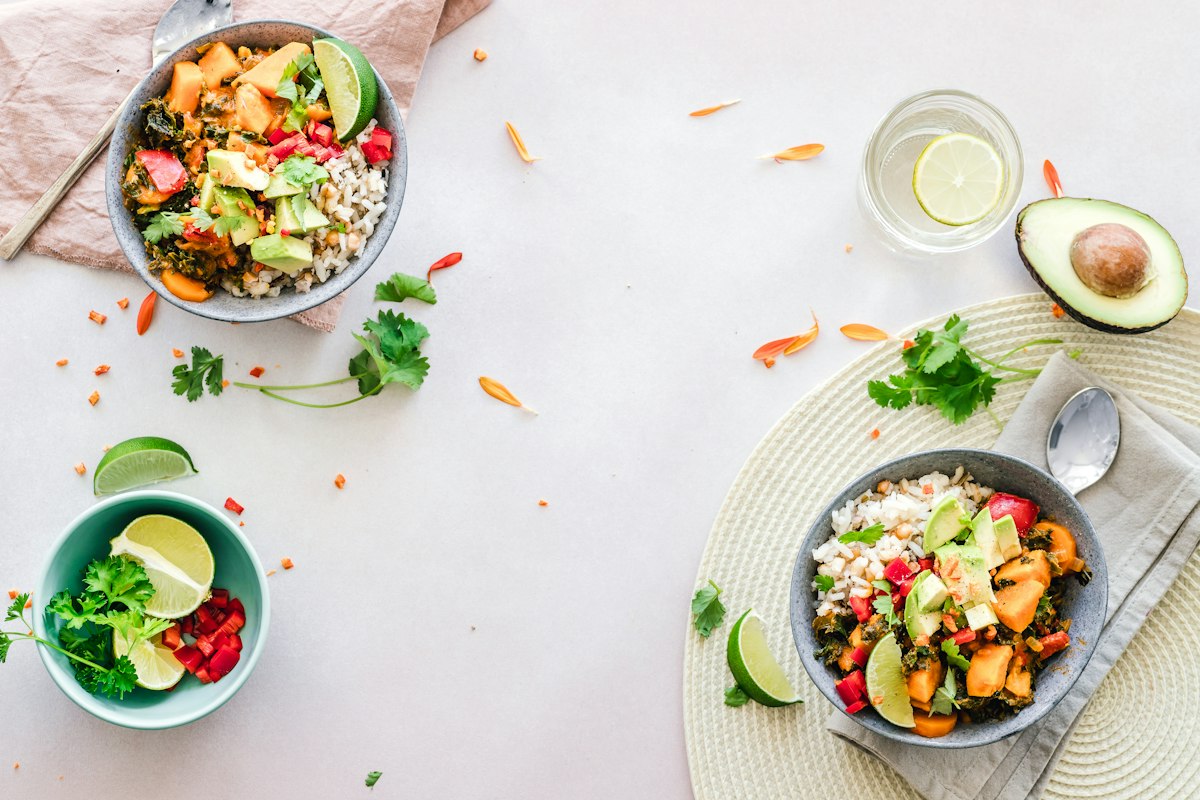 Smoothie bowl dengan buah beri, granola, kelapa, dan madu